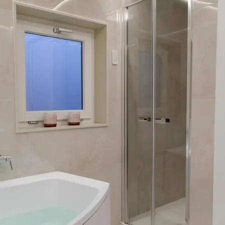 Apulialux - San Lorenzo Luxury Apartment Con Jacuzzi In Centro Brindisi Exterior photo