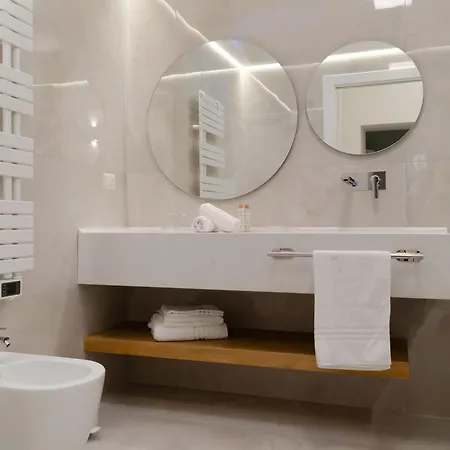 Apulialux - San Lorenzo Luxury Apartment Con Jacuzzi In Centro Brindisi Exterior photo