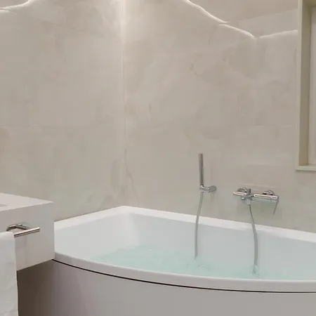 Apulialux - San Lorenzo Luxury Apartment Con Jacuzzi In Centro Brindisi Exterior photo