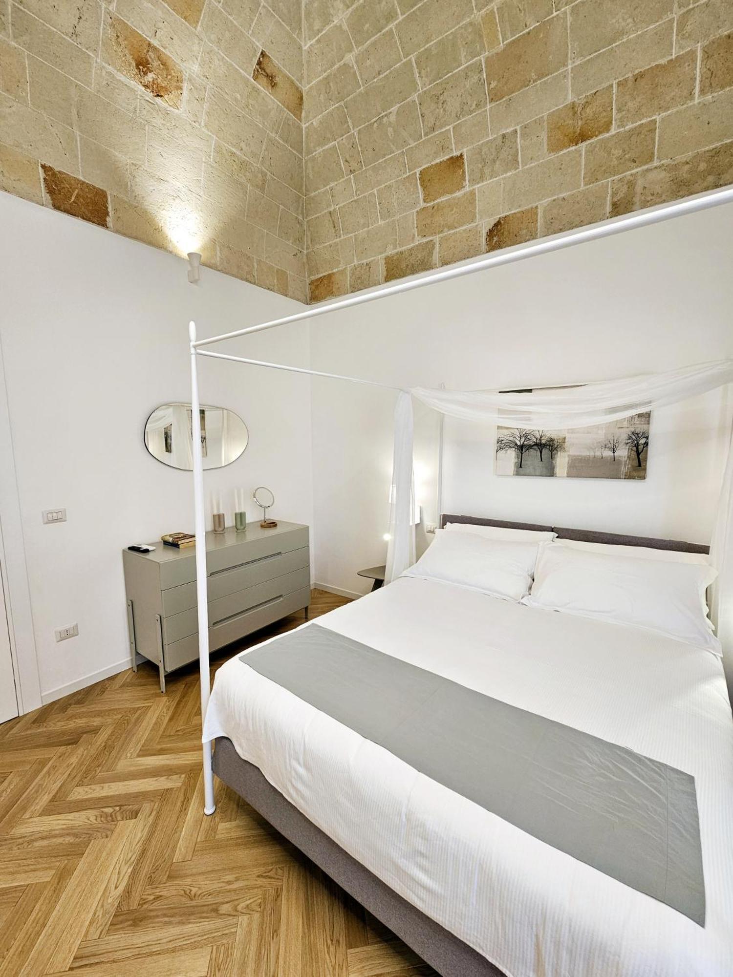 Apartment Apulialux - San Lorenzo Luxury Con Jacuzzi In Centro Brindisi